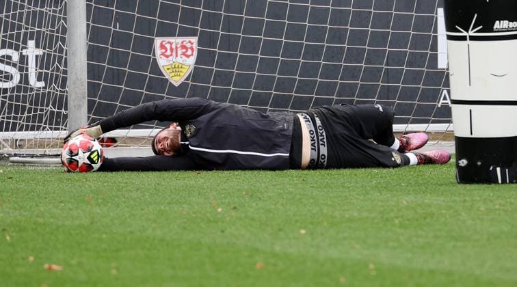 28.01.2025 Stuttgart , Champions League Fußball VfB Stuttgart vs. Paris St. Germain, VfB Stuttgart Abschlusstraining, Dennis Seimen Gemäß den Vorgaben der DFL Deutschen Fuï¬‚ball Liga ist es untersagt, in dem Stadion und oder vom Spiel angefertigte Fotoaufnahmen in Form von Sequenzbildern und oder videoähnlichen Fotostrecken zu verwerten bzw. verwerten zu lassen.