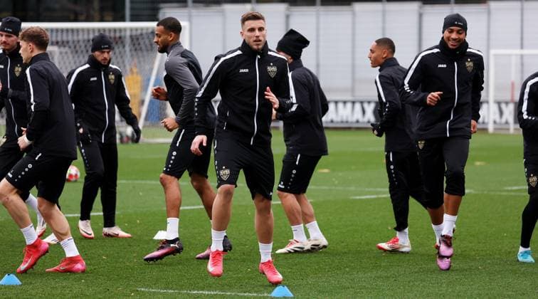 28.01.2025 Stuttgart , Champions League Fußball VfB Stuttgart vs. Paris St. Germain, VfB Stuttgart Abschlusstraining, Ermedin Demirovic (Mitte) Gemäß den Vorgaben der DFL Deutschen Fuï¬‚ball Liga ist es untersagt, in dem Stadion und oder vom Spiel angefertigte Fotoaufnahmen in Form von Sequenzbildern und oder videoähnlichen Fotostrecken zu verwerten bzw. verwerten zu lassen.