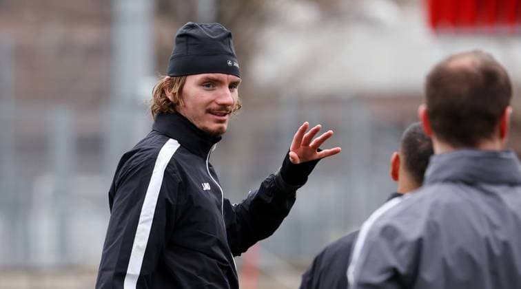 28.01.2025 Stuttgart , Champions League Fußball VfB Stuttgart vs. Paris St. Germain, VfB Stuttgart Abschlusstraining, Nick Woltemade Gemäß den Vorgaben der DFL Deutschen Fuï¬‚ball Liga ist es untersagt, in dem Stadion und oder vom Spiel angefertigte Fotoaufnahmen in Form von Sequenzbildern und oder videoähnlichen Fotostrecken zu verwerten bzw. verwerten zu lassen.