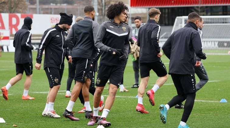 28.01.2025 Stuttgart , Champions League Fußball VfB Stuttgart vs. Paris St. Germain, VfB Stuttgart Abschlusstraining, Anrie Chase (Mitte) Gemäß den Vorgaben der DFL Deutschen Fuï¬‚ball Liga ist es untersagt, in dem Stadion und oder vom Spiel angefertigte Fotoaufnahmen in Form von Sequenzbildern und oder videoähnlichen Fotostrecken zu verwerten bzw. verwerten zu lassen.