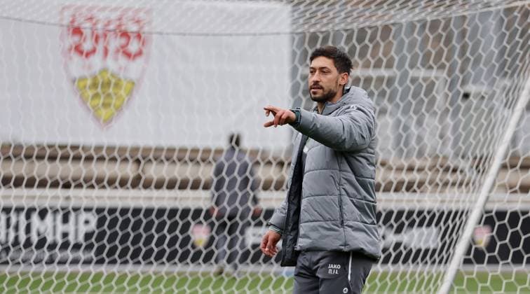 28.01.2025 Stuttgart , Champions League Fußball VfB Stuttgart vs. Paris St. Germain, VfB Stuttgart Abschlusstraining, Co-Trainer Malik Fathi Gemäß den Vorgaben der DFL Deutschen Fuï¬‚ball Liga ist es untersagt, in dem Stadion und oder vom Spiel angefertigte Fotoaufnahmen in Form von Sequenzbildern und oder videoähnlichen Fotostrecken zu verwerten bzw. verwerten zu lassen.