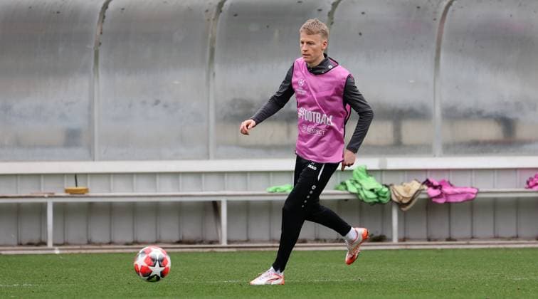 28.01.2025 Stuttgart , Champions League Fußball VfB Stuttgart vs. Paris St. Germain, VfB Stuttgart Abschlusstraining, Chris Führich Gemäß den Vorgaben der DFL Deutschen Fuï¬‚ball Liga ist es untersagt, in dem Stadion und oder vom Spiel angefertigte Fotoaufnahmen in Form von Sequenzbildern und oder videoähnlichen Fotostrecken zu verwerten bzw. verwerten zu lassen.