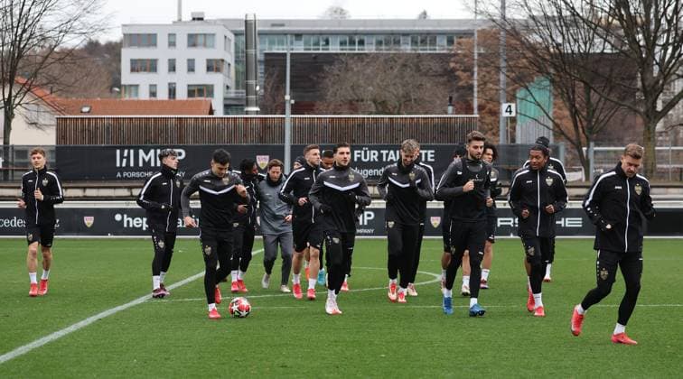 28.01.2025 Stuttgart , Champions League Fußball VfB Stuttgart vs. Paris St. Germain, VfB Stuttgart Abschlusstraining, die Spieler machen sich warm Gemäß den Vorgaben der DFL Deutschen Fuï¬‚ball Liga ist es untersagt, in dem Stadion und oder vom Spiel angefertigte Fotoaufnahmen in Form von Sequenzbildern und oder videoähnlichen Fotostrecken zu verwerten bzw. verwerten zu lassen.
