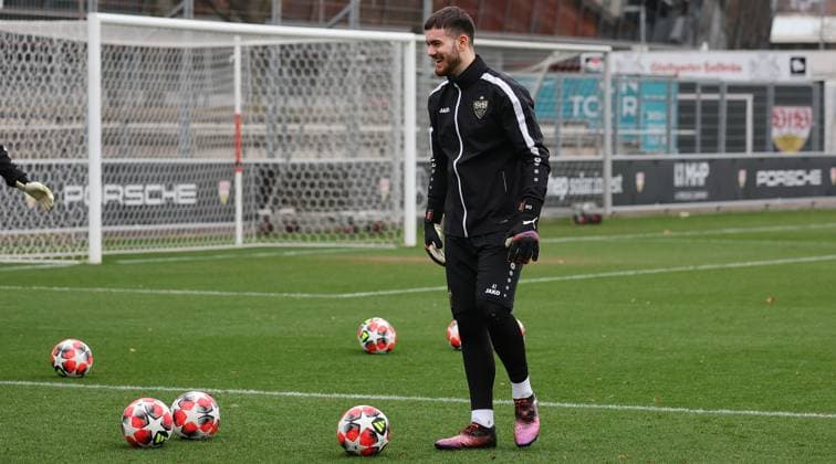 28.01.2025 Stuttgart , Champions League Fußball VfB Stuttgart vs. Paris St. Germain, VfB Stuttgart Abschlusstraining, Dennis Seimen Gemäß den Vorgaben der DFL Deutschen Fuï¬‚ball Liga ist es untersagt, in dem Stadion und oder vom Spiel angefertigte Fotoaufnahmen in Form von Sequenzbildern und oder videoähnlichen Fotostrecken zu verwerten bzw. verwerten zu lassen.
