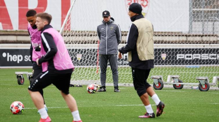 28.01.2025 Stuttgart , Champions League Fußball VfB Stuttgart vs. Paris St. Germain, VfB Stuttgart Abschlusstraining, Trainer Sebastian Hoeneß Gemäß den Vorgaben der DFL Deutschen Fuï¬‚ball Liga ist es untersagt, in dem Stadion und oder vom Spiel angefertigte Fotoaufnahmen in Form von Sequenzbildern und oder videoähnlichen Fotostrecken zu verwerten bzw. verwerten zu lassen.