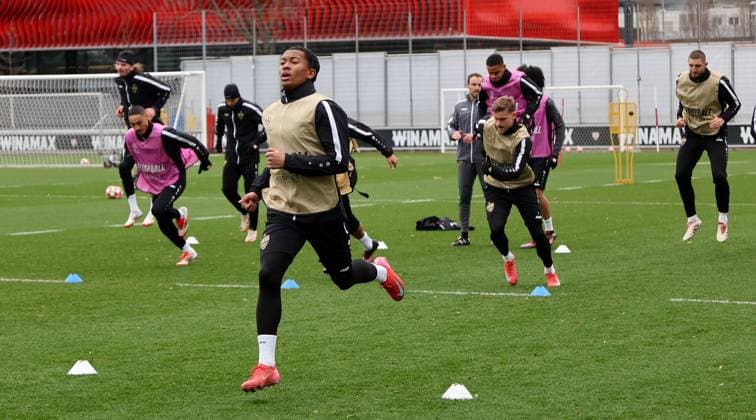 28.01.2025 Stuttgart , Champions League Fußball VfB Stuttgart vs. Paris St. Germain, VfB Stuttgart Abschlusstraining, Jarzinho Malanga (vorn) Gemäß den Vorgaben der DFL Deutschen Fuï¬‚ball Liga ist es untersagt, in dem Stadion und oder vom Spiel angefertigte Fotoaufnahmen in Form von Sequenzbildern und oder videoähnlichen Fotostrecken zu verwerten bzw. verwerten zu lassen.