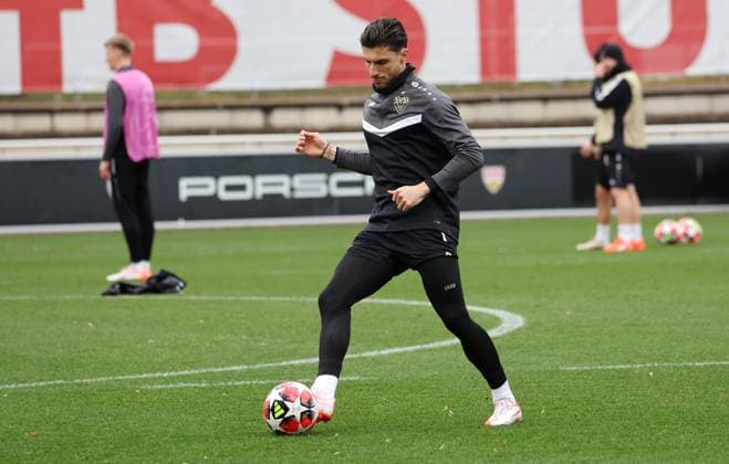 28.01.2025 Stuttgart , Champions League Fußball VfB Stuttgart vs. Paris St. Germain, VfB Stuttgart Abschlusstraining, Leonidas Stergiou Gemäß den Vorgaben der DFL Deutschen Fuï¬‚ball Liga ist es untersagt, in dem Stadion und oder vom Spiel angefertigte Fotoaufnahmen in Form von Sequenzbildern und oder videoähnlichen Fotostrecken zu verwerten bzw. verwerten zu lassen.