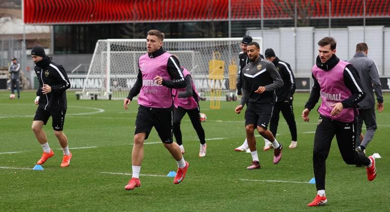 28.01.2025 Stuttgart , Champions League Fußball VfB Stuttgart vs. Paris St. Germain, VfB Stuttgart Abschlusstraining, v.l. Angelo Stiller, Ermedin Demirovic, Josha Vagnoman, Pascal Stenzel Gemäß den Vorgaben der DFL Deutschen Fuï¬‚ball Liga ist es untersagt, in dem Stadion und oder vom Spiel angefertigte Fotoaufnahmen in Form von Sequenzbildern und oder videoähnlichen Fotostrecken zu verwerten bzw. verwerten zu lassen.
