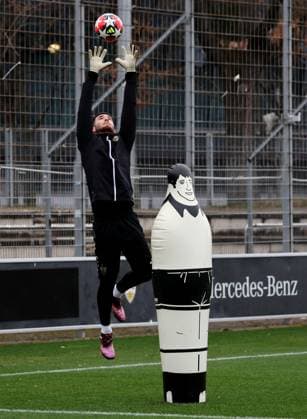28.01.2025 Stuttgart , Champions League Fußball VfB Stuttgart vs. Paris St. Germain, VfB Stuttgart Abschlusstraining, Dennis Seimen Gemäß den Vorgaben der DFL Deutschen Fuï¬‚ball Liga ist es untersagt, in dem Stadion und oder vom Spiel angefertigte Fotoaufnahmen in Form von Sequenzbildern und oder videoähnlichen Fotostrecken zu verwerten bzw. verwerten zu lassen.