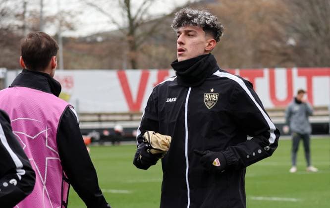 28.01.2025 Stuttgart , Champions League Fußball VfB Stuttgart vs. Paris St. Germain, VfB Stuttgart Abschlusstraining, Ameen Al Dakhil Gemäß den Vorgaben der DFL Deutschen Fuï¬‚ball Liga ist es untersagt, in dem Stadion und oder vom Spiel angefertigte Fotoaufnahmen in Form von Sequenzbildern und oder videoähnlichen Fotostrecken zu verwerten bzw. verwerten zu lassen.