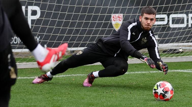 28.01.2025 Stuttgart , Champions League Fußball VfB Stuttgart vs. Paris St. Germain, VfB Stuttgart Abschlusstraining, Dennis Seimen Gemäß den Vorgaben der DFL Deutschen Fuï¬‚ball Liga ist es untersagt, in dem Stadion und oder vom Spiel angefertigte Fotoaufnahmen in Form von Sequenzbildern und oder videoähnlichen Fotostrecken zu verwerten bzw. verwerten zu lassen.