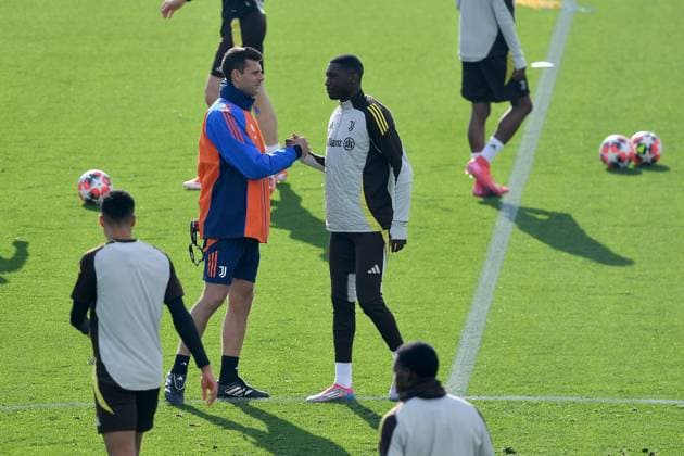 Thiago Motta head coach of Juventus FC and Randal Kolo Manie of Juventus FC during Champions League 2024 2025 training at JTC Continassa on January 28, 2025 in Turin, Italy - ph Giuliano Marchisciano  Copyright: xGiulianoxMarchisciano IPAxSportx xipa-agency.netx xx IPA_53393918 IPA_Agency_IPA53393918