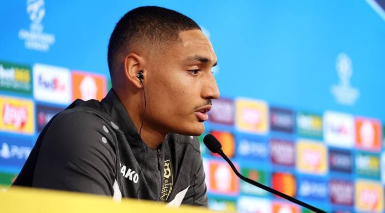 28.01.2025 Stuttgart , Champions League Fußball VfB Stuttgart vs. Paris St. Germain, VfB Stuttgart PK, Enzo Millot Gemäß den Vorgaben der DFL Deutschen Fuï¬‚ball Liga ist es untersagt, in dem Stadion und oder vom Spiel angefertigte Fotoaufnahmen in Form von Sequenzbildern und oder videoähnlichen Fotostrecken zu verwerten bzw. verwerten zu lassen.