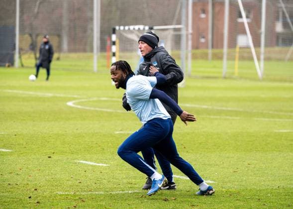 Fußball, Herren, Saison 2024 2025, 2. Bundesliga, Hertha BSC, Training, v. l. Deyovaisio Zeefuik (Hertha BSC), Co-Trainer Armin Reutershahn (Hertha BSC), 28.01. 2025,