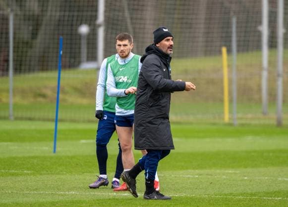 Fußball, Herren, Saison 2024 2025, 2. Bundesliga, Hertha BSC, Training, v. l. Jonjoe Kenny (Hertha BSC), Trainer Cristian Fiel (Hertha BSC), 28.01. 2025,