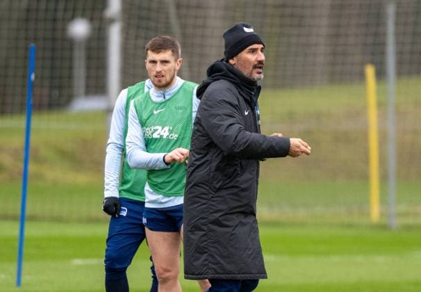 Fußball, Herren, Saison 2024 2025, 2. Bundesliga, Hertha BSC, Training, v. l. Jonjoe Kenny (Hertha BSC), Trainer Cristian Fiel (Hertha BSC), 28.01. 2025,