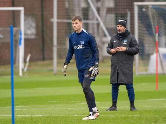 Fußball, Herren, Saison 2024 2025, 2. Bundesliga, Hertha BSC, Training, v. l. , 28.01. 2025Torwart Tjark Ernst (Hertha BSC), Trainer Cristian Fiel (Hertha BSC),