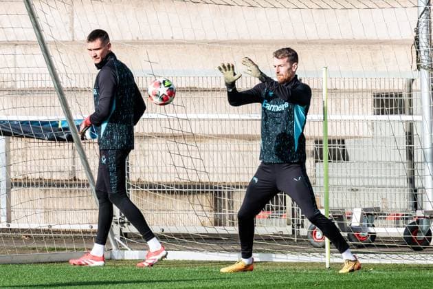 UEFA Champions League: Training Bayer 04 Leverkusen, 28.01.2025 Lukas Hradecky (Bayer 04 Leverkusen, 1) mit Ball UEFA Champions League: Training Bayer 04 Leverkusen vor dem Spiel gegen Sparta Prag; Ulrich-Haberland-Stadion, Leverkusen am 28.01.2025 Copyright: xBEAUTIFULxSPORTS Wunderlx