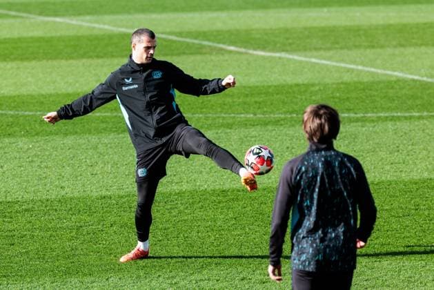 UEFA Champions League: Training Bayer 04 Leverkusen, 28.01.2025 Granit Xhaka (Bayer 04 Leverkusen, 34) am Ball UEFA Champions League: Training Bayer 04 Leverkusen vor dem Spiel gegen Sparta Prag; Ulrich-Haberland-Stadion, Leverkusen am 28.01.2025 Copyright: xBEAUTIFULxSPORTS Wunderlx