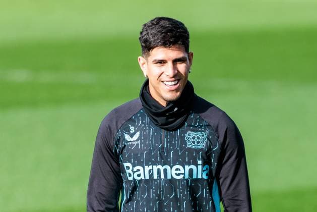 UEFA Champions League: Training Bayer 04 Leverkusen, 28.01.2025 Piero Hincapie (Bayer 04 Leverkusen, 3) lachend, lacht UEFA Champions League: Training Bayer 04 Leverkusen vor dem Spiel gegen Sparta Prag; Ulrich-Haberland-Stadion, Leverkusen am 28.01.2025 Copyright: xBEAUTIFULxSPORTS Wunderlx