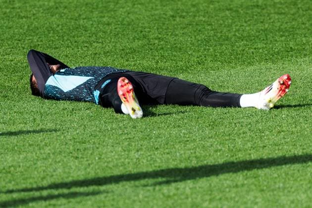 UEFA Champions League: Training Bayer 04 Leverkusen, 28.01.2025 Arthur (Bayer 04 Leverkusen, 13) liegt lachend auf dem Boden UEFA Champions League: Training Bayer 04 Leverkusen vor dem Spiel gegen Sparta Prag; Ulrich-Haberland-Stadion, Leverkusen am 28.01.2025 Copyright: xBEAUTIFULxSPORTS Wunderlx