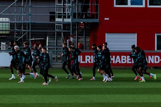 UEFA Champions League: Training Bayer 04 Leverkusen, 28.01.2025 Die Spieler laufen sich warm UEFA Champions League: Training Bayer 04 Leverkusen vor dem Spiel gegen Sparta Prag; Ulrich-Haberland-Stadion, Leverkusen am 28.01.2025 Copyright: xBEAUTIFULxSPORTS Wunderlx