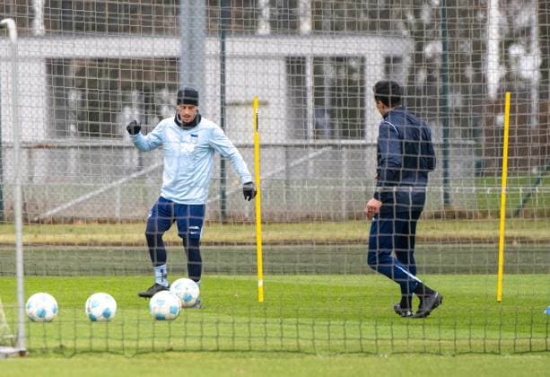 Fußball, Herren, Saison 2024 2025, 2. Bundesliga, Hertha BSC, Training, v. l. Diego Demme (Hertha BSC), Athletik-Trainer Henrik Kuchno (Hertha), 28.01. 2025,