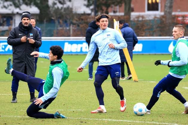 DEU, DFL, 2. FBL Hertha BSC, Training, 28.01.2025, Sportforum, Berlin, DEU, DFL, 2. FBL Hertha BSC, Training, im Bild Fabian Reese (Hertha BSC Berlin 11) Ibrahim Maza (Hertha BSC Berlin 10), Palko Dardai (Hertha BSC Berlin 20), Cheftrainer Cristian Fiel (Hertha BSC Berlin) DFL - regulations prohibit any use of Photographs as image sequences and or quasi-video Foto: Juergen Engler nordphoto GmbH nordphotoxGmbHx xEngler nph00076