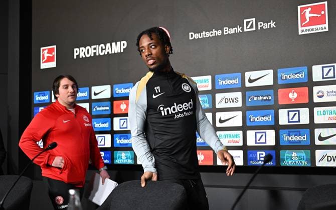 28.01.2025, xjhx, Fussball 1.Bundesliga, Eintracht Frankfurt - Pressekonferenz Elye Wahi v.l. Dolmetscher Sacha Gempek (Eintracht Frankfurt), Elye Wahi (Eintracht Frankfurt) (DFL DFB REGULATIONS PROHIBIT ANY USE OF PHOTOGRAPHS as IMAGE SEQUENCES and or QUASI-VIDEO) Frankfurt am Main