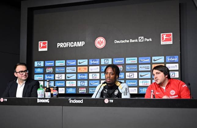 28.01.2025, xjhx, Fussball 1.Bundesliga, Eintracht Frankfurt - Pressekonferenz Elye Wahi v.l. Pressesprecher Bartosz Niedzwiedzki (Eintracht Frankfurt), Elye Wahi (Eintracht Frankfurt), Dolmetscher Sacha Gempek (Eintracht Frankfurt) (DFL DFB REGULATIONS PROHIBIT ANY USE OF PHOTOGRAPHS as IMAGE SEQUENCES and or QUASI-VIDEO) Frankfurt am Main