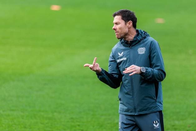 Sport Themen der Woche KW05 Sport Bilder des Tages UEFA Champions League: Training Bayer 04 Leverkusen, 28.01.2025 Xabi Alonso (Cheftrainer Bayer 04 Leverkusen) gestikuliert UEFA Champions League: Training Bayer 04 Leverkusen vor dem Spiel gegen Sparta Prag; Ulrich-Haberland-Stadion, Leverkusen am 28.01.2025 *** UEFA Champions League training Bayer 04 Leverkusen, 28 01 2025 Xabi Alonso head coach Bayer 04 Leverkusen gestures UEFA Champions League training Bayer 04 Leverkusen before the match against Sparta Prague Ulrich Haberland Stadion, Leverkusen on 28 01 2025 Copyright: xBEAUTIFULxSPORTS Wunderlx