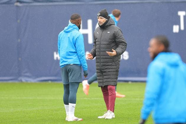 RB Leipzig - Training Champions League Leipzig, 28.01.2025, RBL Trainingszentrum, UEFA Champions League, RB LEIPZIG Abschlusstraining vorm morgigen Spiel bei Sturm Graz , Im Bild v.l.: Lutsharel Geertruida und Trainer Marco Rose , Nur zur redaktionellen Nutzung. Editorial use only. ,