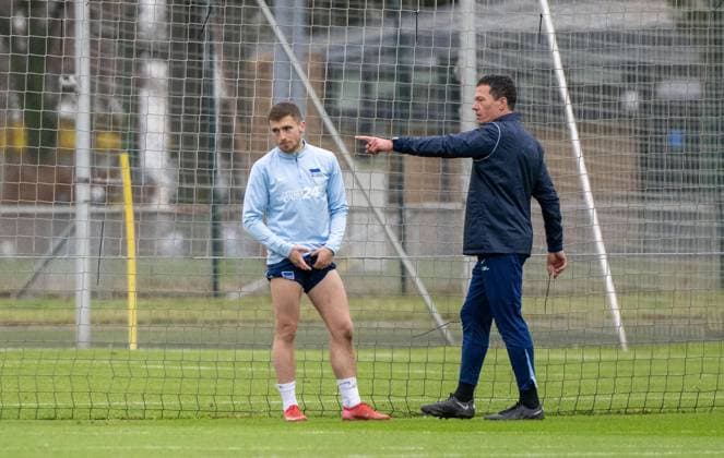 Fußball, Herren, Saison 2024 2025, 2. Bundesliga, Hertha BSC, Training, v. l. Jonjoe Kenny (Hertha BSC), Athletik-Trainer Henrik Kuchno (Hertha), 28.01. 2025, Copyright: xMatthiasxKochx