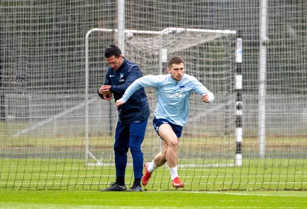 Fußball, Herren, Saison 2024 2025, 2. Bundesliga, Hertha BSC, Training, v. l. Athletik-Trainer Henrik Kuchno (Hertha), Jonjoe Kenny (Hertha BSC), 28.01. 2025,