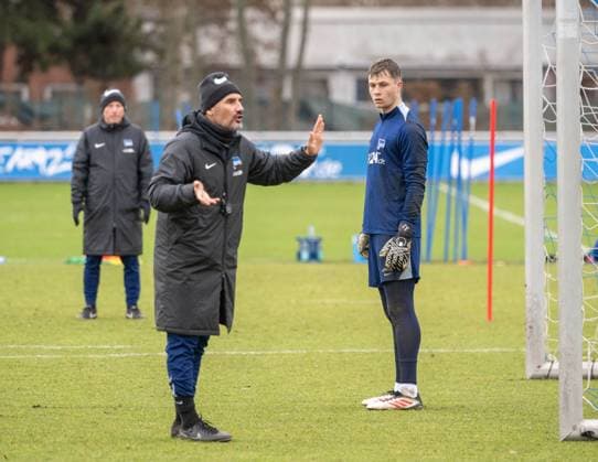 Fußball, Herren, Saison 2024 2025, 2. Bundesliga, Hertha BSC, Training, v. l. Trainer Cristian Fiel (Hertha BSC), Torwart Tjark Ernst (Hertha BSC), 28.01. 2025,