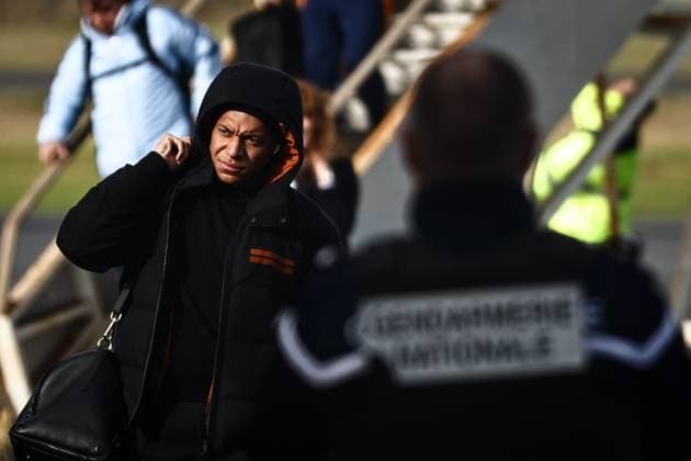 Arrivée des joueurs du Real Madrid à l aéroport de Saint-Brieuc, PHOTOPQR LE TELEGRAMME Vincent Le Guern ; ; 28 01 2025 ; Tremuson (22) 28-01-2025 : L arrivée des joueurs du Real Madrid à l aéroport de Saint-Brieuc, la veille de rencontre de Ligue des Champions face au Stade Brestois. Kylian Mbappé à la descente de l avion Arrival of Real Madrid players at Saint-Brieuc airport, the day before the Champions League match against Stade Brestois Jan 28 2025 France  Copyright: xPHOTOPQR LExTELEGRAMME MAXPPPxVincentxLexGuernx 20250128TGB6426 20250128TGB6426