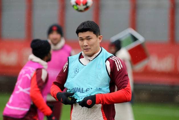 München, Deutschland, 28. Januar 2025: Fussball, Herren, Saison 2024 2025, FC Bayern München, Abschlusstraining, Training, Champions League Minjae Kim, Min-jae Kim (FC Bayern München) zieht sich ein Leibchen an, Kofp, Oberkörper