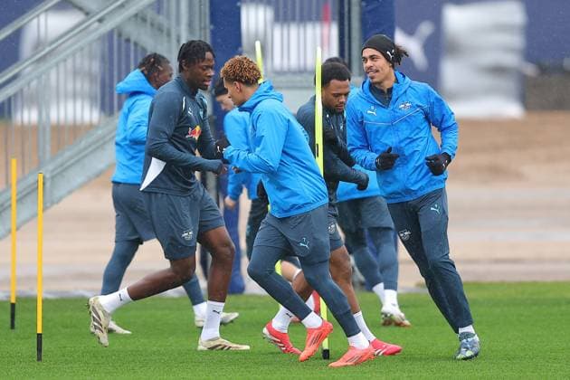Sport Bilder des Tages RB Leipzig - Training Champions League Leipzig, 28.01.2025, RBL Trainingszentrum, UEFA Champions League, RB LEIPZIG Abschlusstraining vorm morgigen Spiel bei Sturm Graz , Im Bild v.l.: Antonio Nusa und Yussuf Yurary Poulsen , Nur zur redaktionellen Nutzung. Editorial use only. ,