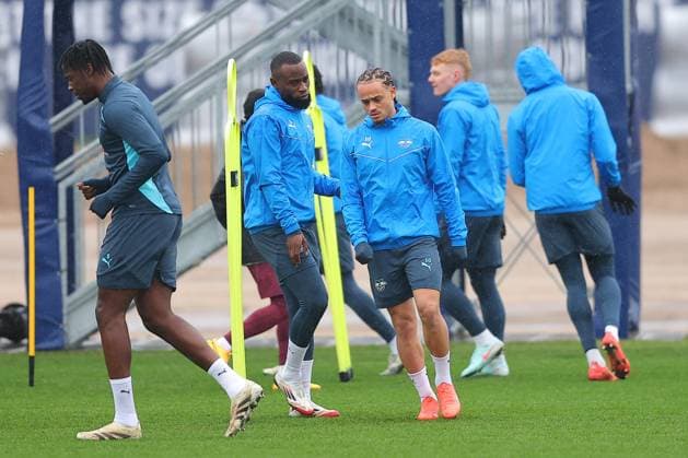 RB Leipzig - Training Champions League Leipzig, 28.01.2025, RBL Trainingszentrum, UEFA Champions League, RB LEIPZIG Abschlusstraining vorm morgigen Spiel bei Sturm Graz , Im Bild v.l.: Lutsharel Geertruida und Xavi Simons , Nur zur redaktionellen Nutzung. Editorial use only. ,