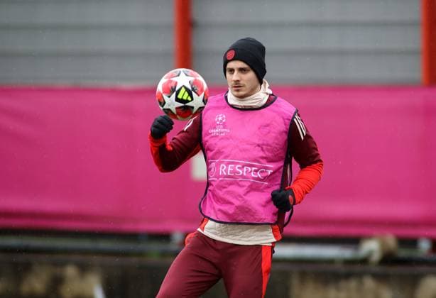 München, Deutschland, 28. Januar 2025: Fussball, Herren, Saison 2024 2025, FC Bayern München, Abschlusstraining, Training, Champions League Josip Stanisic (FC Bayern München) mit Blick auf den Ball