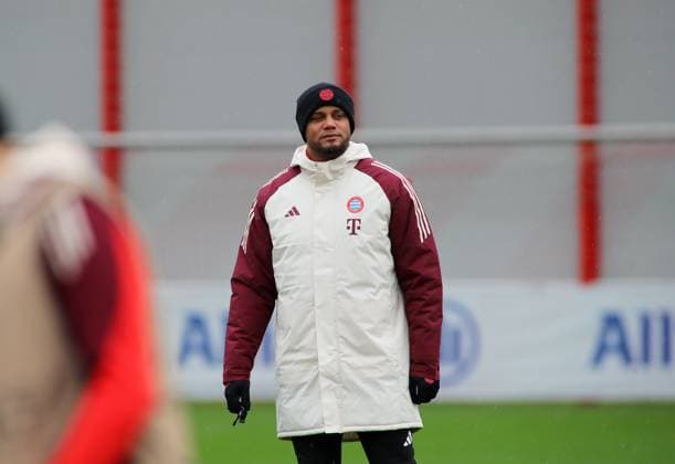 München, Deutschland, 28. Januar 2025: Fussball, Herren, Saison 2024 2025, FC Bayern München, Abschlusstraining, Training, Champions League Vincent Kompany, Trainer (FC Bayern München) beobachtet das Training