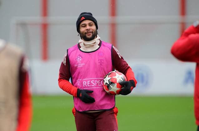 München, Deutschland, 28. Januar 2025: Fussball, Herren, Saison 2024 2025, FC Bayern München, Abschlusstraining, Training, Champions League Serge Gnabry (FC Bayern München) mit einem Ball in der Hand