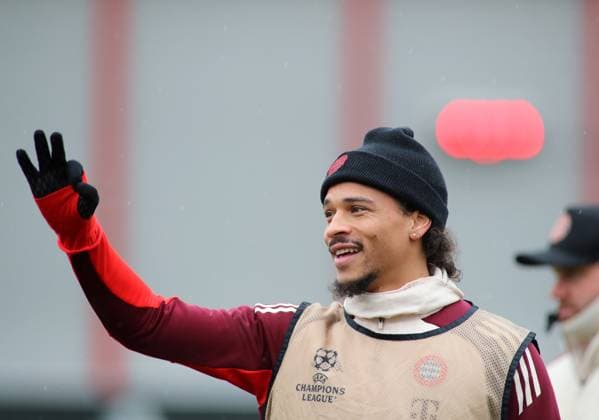 München, Deutschland, 28. Januar 2025: Fussball, Herren, Saison 2024 2025, FC Bayern München, Abschlusstraining, Training, Champions League Leroy Sane (FC Bayern München) hebt den rechten Arm