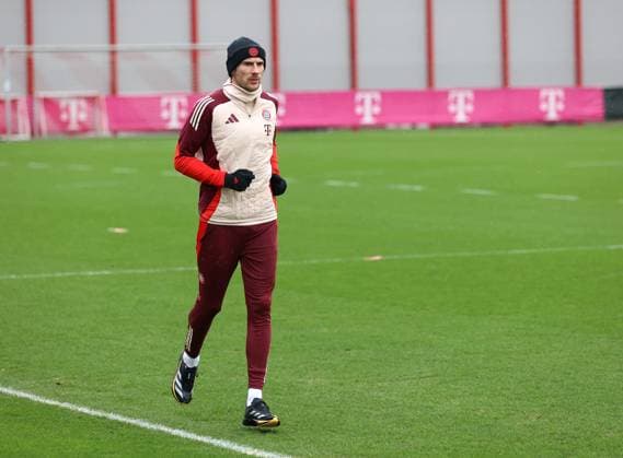 München, Deutschland, 28. Januar 2025: Fussball, Herren, Saison 2024 2025, FC Bayern München, Abschlusstraining, Training, Champions League Leon Goretzka (FC Bayern München) läuft separat seine Runden auf dem Platz