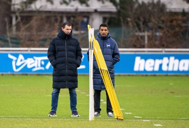 Fußball, Herren, Saison 2024 2025, 2. Bundesliga, Hertha BSC, Training, v. l. Sportdirektor Benjamin Weber (Hertha BSC), Sami Allagui (Assistent der sportlichen Leitung Hertha BSC), 28.01. 2025,