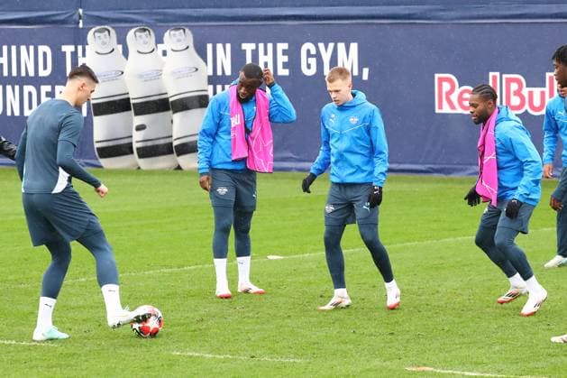 RB Leipzig - Training Champions League Leipzig, 28.01.2025, RBL Trainingszentrum, UEFA Champions League, RB LEIPZIG Abschlusstraining vorm morgigen Spiel bei Sturm Graz , Im Bild v.l.: Benjamin Sesko, Lutsharel Geertruida, Arthur Vermeeren und Ridle Baku , Nur zur redaktionellen Nutzung. Editorial use only. ,