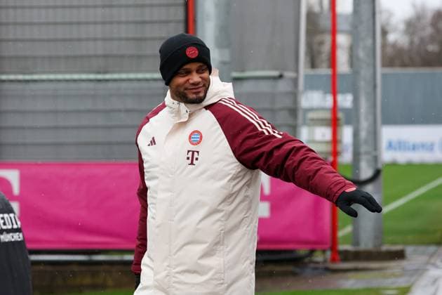 Vincent Kompany (FC Bayern Muenchen, Cheftrainer) auf dem Weg zum Trainingsplatz, GER, Abschlusstraining, FC Bayern Muenchen, Fussball, UEFA Champions League, 8. Spieltag, Saison 2024 2025, 28.01.2025, GER, Abschlusstraining, FC Bayern Muenchen, Fussball, UEFA Champions League, 8. Spieltag, Saison 2024 2025, 28.01.2025 Muenchen Copyright: xEibner-Pressefoto JennixMaulx EP_JML