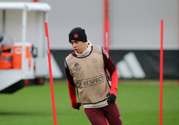 München, Deutschland, 28. Januar 2025: Fussball, Herren, Saison 2024 2025, FC Bayern München, Abschlusstraining, Training, Champions League Jamal Musiala (FC Bayern München) beim Laufen um Stangen