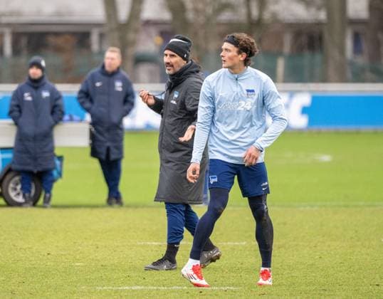 Fußball, Herren, Saison 2024 2025, 2. Bundesliga, Hertha BSC, Training, v. l. Trainer Cristian Fiel (Hertha BSC), Fabian Reese (Hertha BSC), 28.01. 2025,