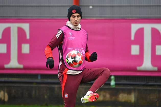 Josip STANISIC (Bayern Muenchen) am Ball, Aktion,Einzelbild,angeschnittenes Einzelmotiv,Halbfigur,halbe Figur. Abschlusstraining,Training . Fussball Champions League Ligaphase, FC Bayern Muenchen - SK Slovan Bratislava am 29.01.2025 , A L L I A N Z A R E N A.